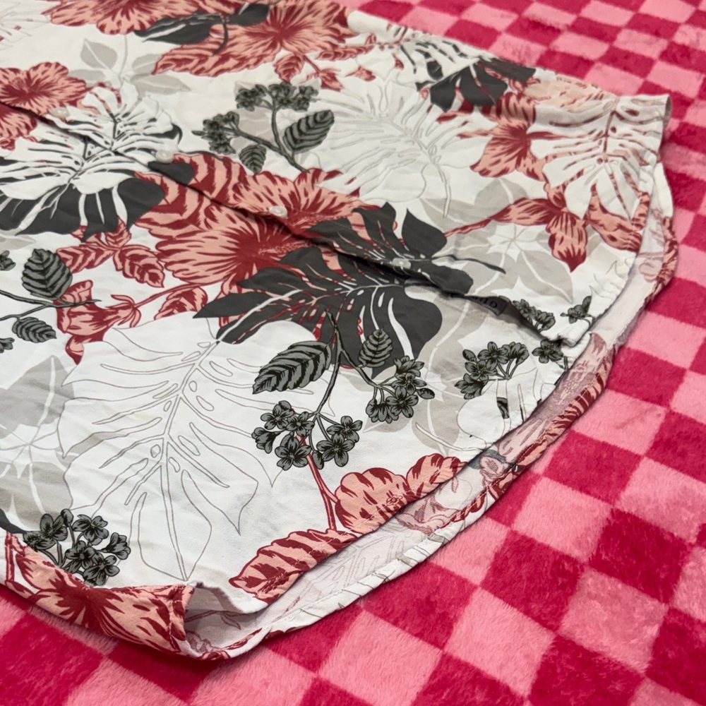 Guess Men's Red and White Floral Short-Sleeve Button-Down Shirt - Picture 4 of 5